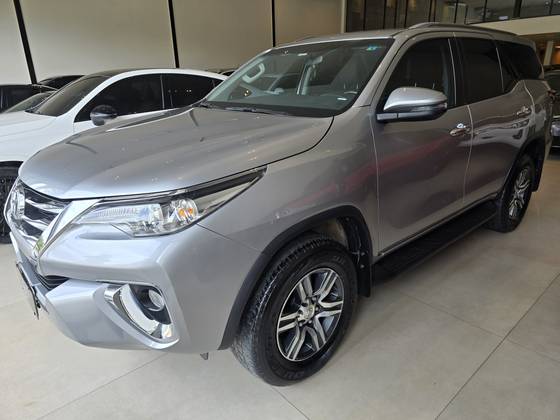 TOYOTA HILUX SW4 2.7 SRV 7 LUGARES 4X2 16V FLEX 4P AUTOMÁTICO TOYOTA HILUX SW4 2.7 SRV 7 LUGARES 4X2 16V FLEX 4P AUTOMÁTICO